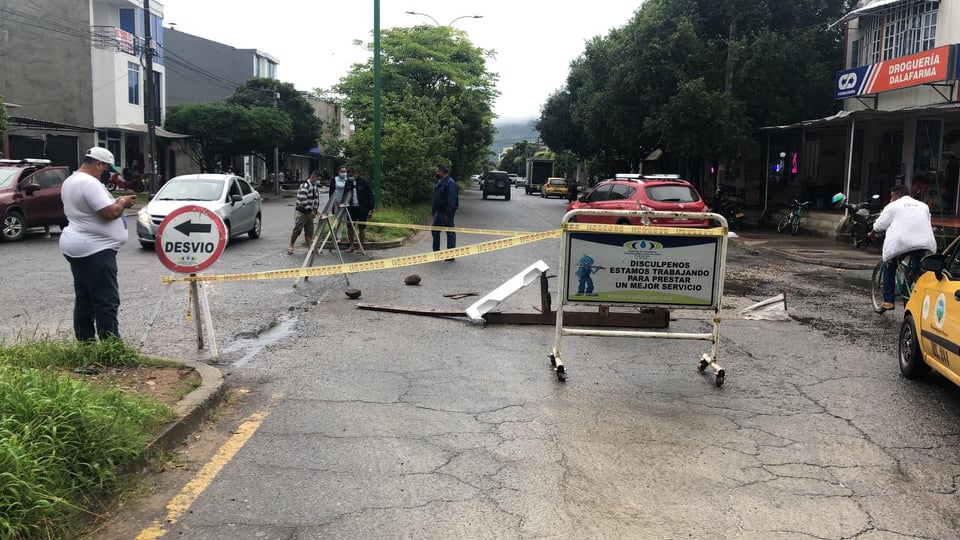 EAAAY ATIENDE SOCAVACIÓN SOBRE POZO DEL ALCANTARILLADO SANITARIO